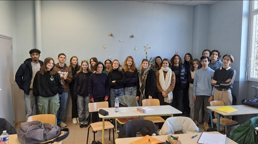 La docteure en littérature Verónica Estay est venue au lycée pour visiter deux classes de Terminale